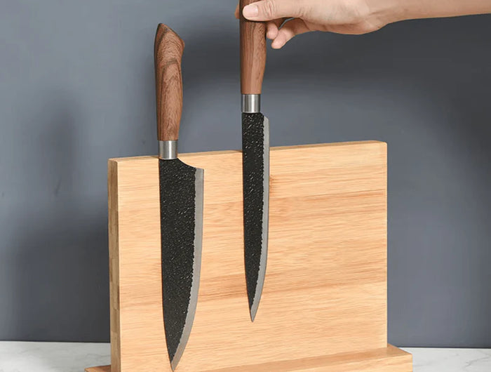 <h5><span style="text-decoration:underline">WANT TO KEEP YOUR KNIVES SHARP?</span></h5><h2> Compact, clean and <em>organized</em>
</h2><p> <strong>The Knife Holder</strong> is the smart storage solution for every kitchen. Designed to keep your knives <strong>sharp</strong> , <strong>safe</strong> and <strong>ready to use</strong> . Whether you are a casual cook or a passionate chef, this holder protects your blades and extends their life. Compact, hygienic, durable and easy to clean.</p>